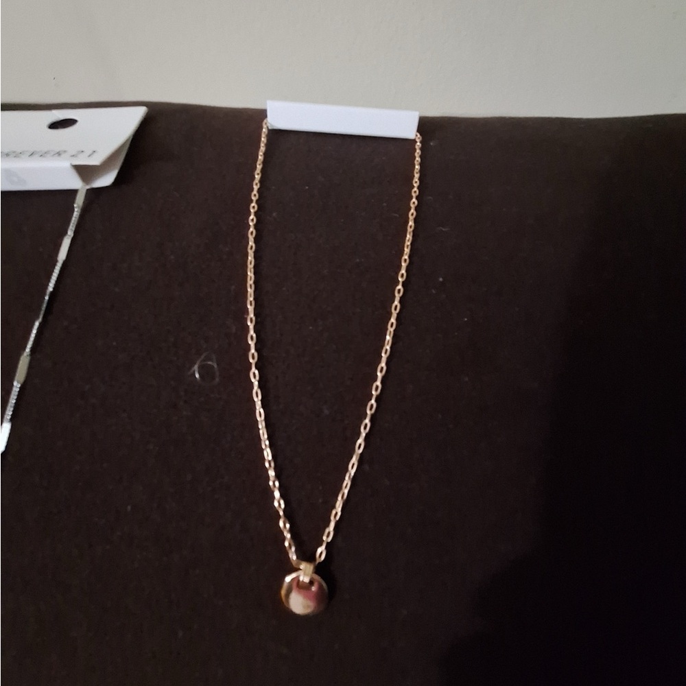 Elegant Gold Pendant Necklace